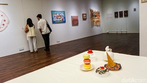 Sekitar 40 seniman terlibat menampilkan karya yang ringan hingga reflektif. 