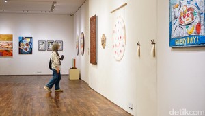 Pengunjung mengamati karya dalam pameran “Food for Thought” di D Gallerie, Jakarta Selatan.