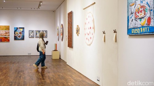 Pameran “Food for Thought” hadir di D Gallerie, Jakarta Selatan. Karya bertema makanan dikemas kontemporer untuk mengajak publik menikmati seni lebih dekat.