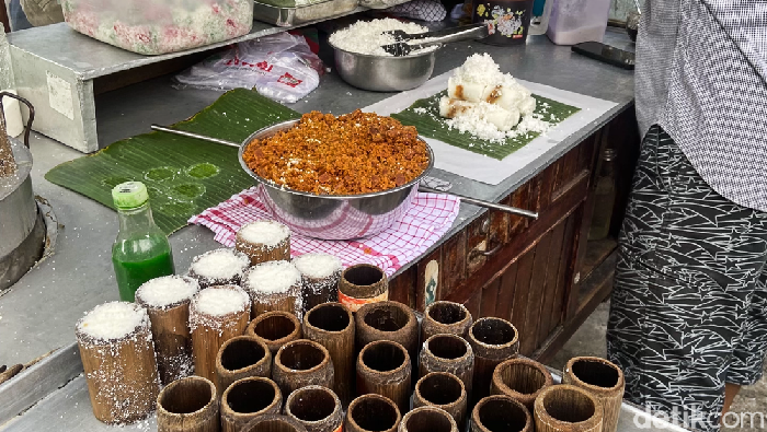 Pedagang yang menjual putu bambu (Olivia Andrea/detikSumut)