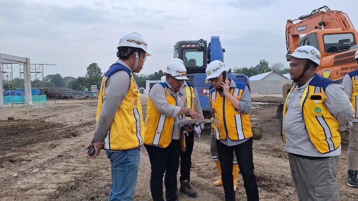 Direktur Utama PT Brantas Abipraya (Persero), Agung Fajarwanto, melakukan Management Walkthrough ke Proyek Sekolah Rakyat Jatim 2 yang sedang dibangun.