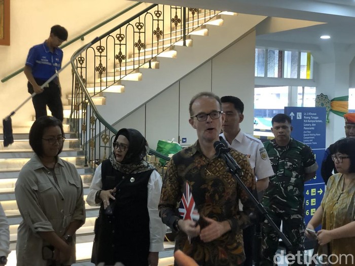 Dubes Inggris Dominic Jermey didampingi GKR Mangkubumi saat mengunjungi Stasiun Tugu Jogja, Rabu (8/4/2026).
