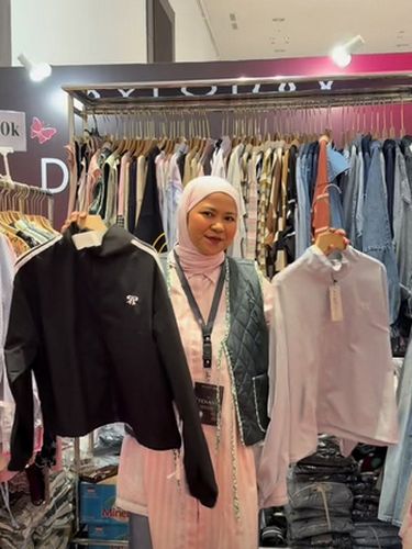 Pemilik brand hijab dan busana ini curhat rugi akibat tumpukan paket retur COD dalam seminggu. Selain oknum tak amanah, ia mengungkap modus penipuan barang yang ditukar bekas.