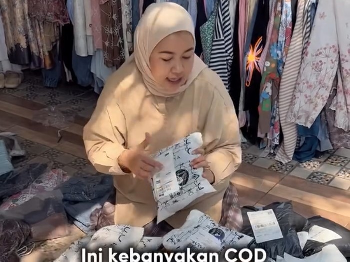 Pemilik brand hijab dan busana ini curhat rugi akibat tumpukan paket retur COD dalam seminggu. Selain oknum tak amanah, ia mengungkap modus penipuan barang yang ditukar bekas.