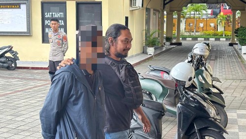 Pemukul anjing hingga mati digiring polisi di Polresta Mataram, Rabu (8/4/2026). (Foto: Dok Polresta Mataram)