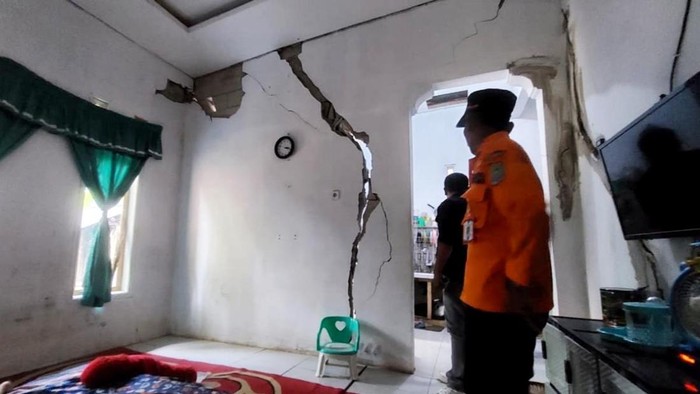 Penampakan rumah rusak akibat pergerakan tanah di Tambaksari Ciamis.