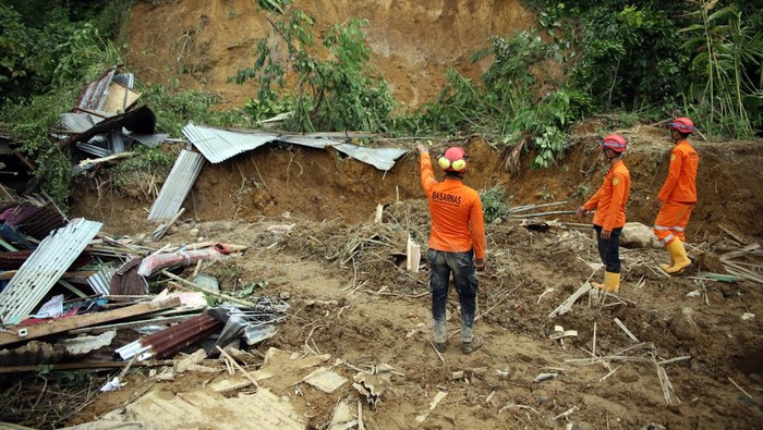 Tim SAR gabungan melakukan pencarian korban bencana longsor di Desa Sembahe, Kecamatan Sibolangit, Kabupaten Deli Serdang, Sumatera Utara, Rabu (8/4/20206). BPBD Deli Serdang mencatat sebanyak lima korban ditemukan meninggal dunia dan satu luka akibat bencana longsor yang terjadi pada Selasa (7/4).ANTARA FOTO/Yudi Manar/agr