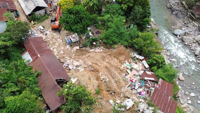 Tim SAR gabungan melakukan pencarian korban bencana longsor di Desa Sembahe, Kecamatan Sibolangit, Kabupaten Deli Serdang, Sumatera Utara, Rabu (8/4/20206). BPBD Deli Serdang mencatat sebanyak lima korban ditemukan meninggal dunia dan satu luka akibat bencana longsor yang terjadi pada Selasa (7/4).ANTARA FOTO/Yudi Manar/agr
