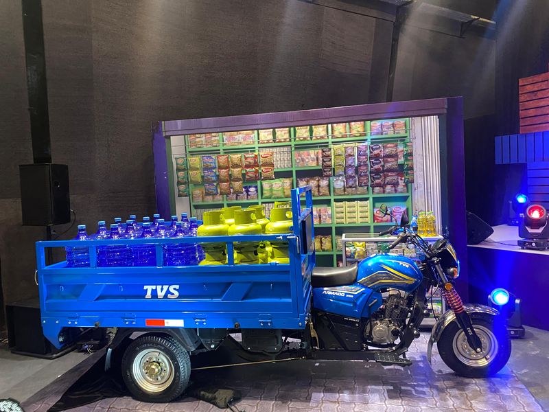 Pengendara motor underbone atau yang biasanya disebut motor bebek, atau motor matik nanggung mending minggir deh. Jangan pernah menghina motor bak yang satu ini, motor bak yang disapa TVS Armado 200 ini menggendong mesin 200cc. Pengendara motor underbone atau yang biasanya disebut motor bebek, atau motor matik nanggung mending minggir deh. Jangan pernah menghina motor bak yang satu ini, motor bak yang disapa TVS Armado 200 ini menggendong mesin 200cc.