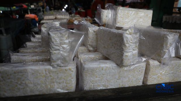 Penjualan tahu dan tempe di Pasar Minggu, Jakarta. (CNBC Indonesia/Muhammad Sabki)