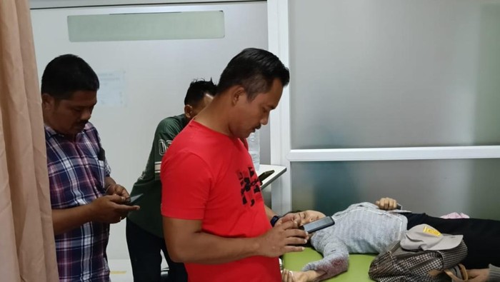 Pihak kepolisian saat mengecek kondisi korban penodongan di Medan.