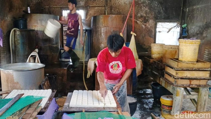 Perajin tempe di Lubuklinggau mengecilkan ukuran tempe imbas harga kedelai naik.