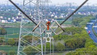 Perawatan dilakukan di atas menara transmisi dengan standar keselamatan ketat, mengingat arus listrik bertegangan sangat tinggi yang mengalir di jaringan tersebut. Petugas terlihat bekerja di ketinggian dengan peralatan khusus untuk memastikan sistem tetap berfungsi optimal. CFOTO/Future Publishing via Gett/CFOTO