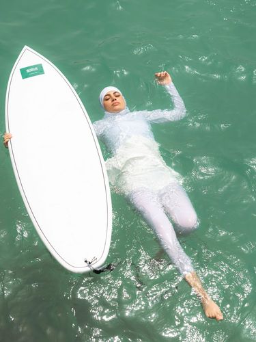 Peselnacar Berhijab Lamar Mufti, peselancar asal Arab Saudi, ukir sejarah sebagai satu-satunya wanita berhijab di International Surfing Association (ISA). Ia buktikan hijab bukan penghalang untuk berprestasi di dunia.