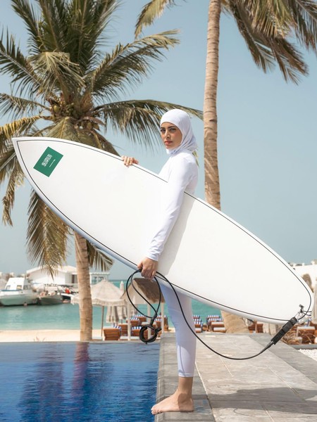 Mengenal Lamar Mufti, Wanita Hijab Satu-satunya di Kompetisi Selancar Dunia