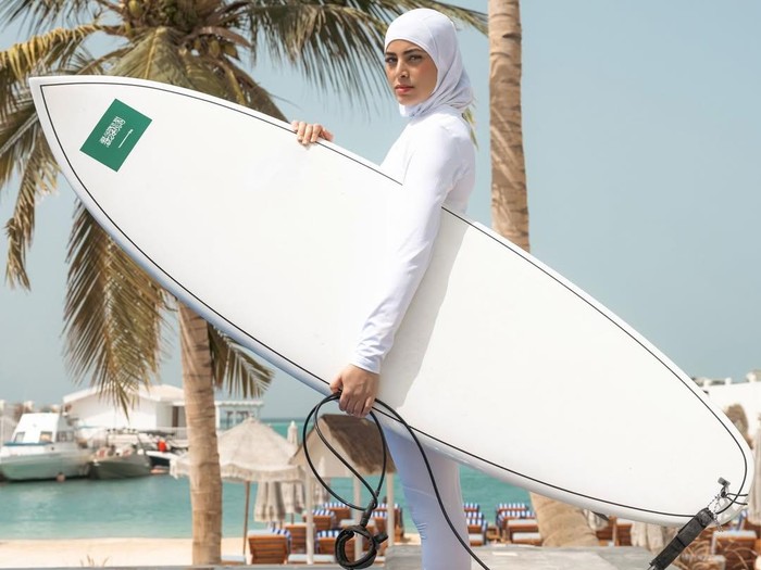 Lamar Mufti, peselancar asal Arab Saudi, ukir sejarah sebagai satu-satunya wanita berhijab di  International Surfing Association (ISA). Ia buktikan hijab bukan penghalang untuk berprestasi di dunia.