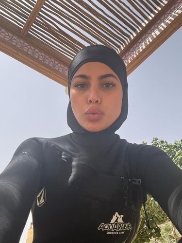 Peselnacar Berhijab Lamar Mufti, peselancar asal Arab Saudi, ukir sejarah sebagai satu-satunya wanita berhijab di International Surfing Association (ISA). Ia buktikan hijab bukan penghalang untuk berprestasi di dunia.