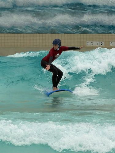 Peselnacar Berhijab Lamar Mufti, peselancar asal Arab Saudi, ukir sejarah sebagai satu-satunya wanita berhijab di International Surfing Association (ISA). Ia buktikan hijab bukan penghalang untuk berprestasi di dunia.