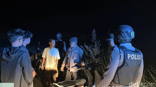 Petugas Polsek Dawan dan Polres Klungkung membubarkan remaja yang masih berkumpul sampai larut malam di kawasan Jembatan Merah, PKB Klungkung, Rabu (8/4/2026).