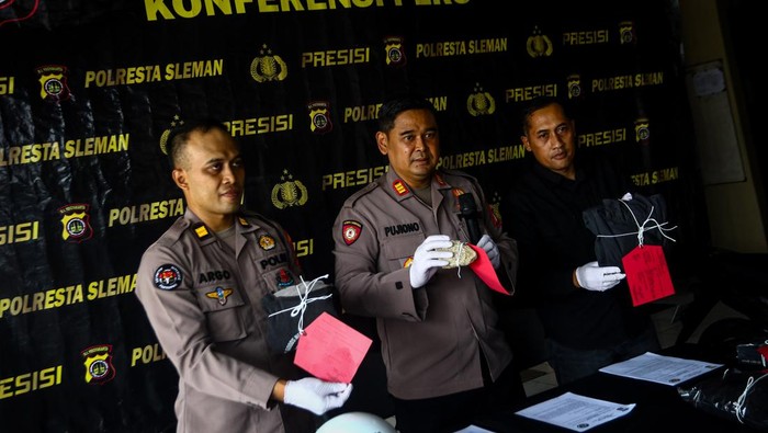 Petugas Polsek Seyegan menunjukkan barang bukti batu yang dilempar mengenai korban SW di Seyegan