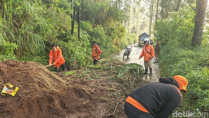 Petugas saat melakukan penanganan bencana di Kabupaten Bandung.