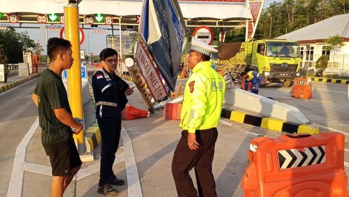 Polisi melakukan evakuasi truk yang tabrak beton di depan gerbang Bayung Lencir