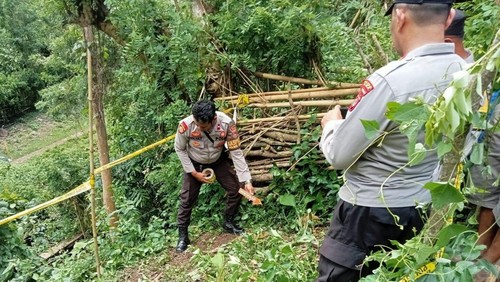 Polisi melakukan olah TKP di kebun jagung yang menjadi lokasi perempuan tewas kesetrum listrik di Desa Bumi Pajo, Kecamatan Donggo, Kabupaten Bima, NTB, Selasa (7/4/2026). (Dok. Polsek Donggo)