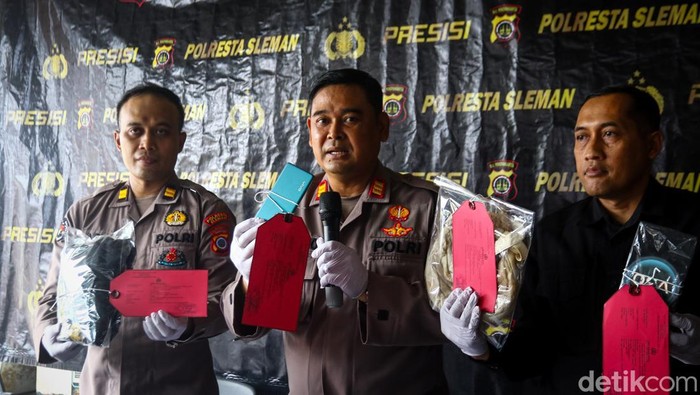 Polisi menunjukkan barang bukti penjambretan yang terjadi di Seyegan, Sleman, Rabu (8/4/2026).