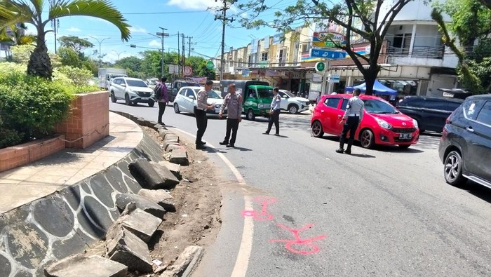 Polisi saat melakukan olah TKP kecelakaan di Jalan Trikora, Banjarbaru. (Istimewa)