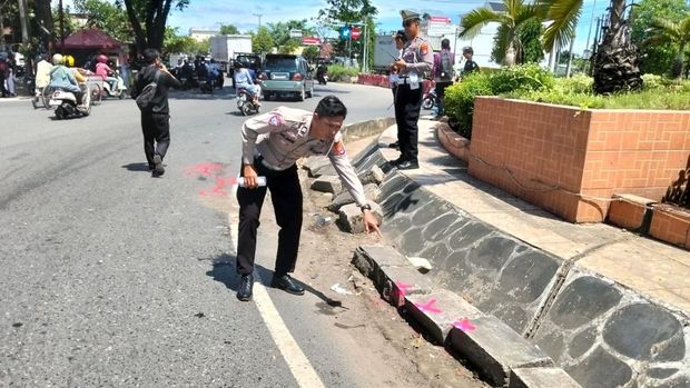 Polisi saat melakukan olah TKP kecelakaan di Jalan Trikora, Banjarbaru. (Istimewa) Polisi saat melakukan olah TKP kecelakaan di Jalan Trikora, Banjarbaru. (Istimewa)