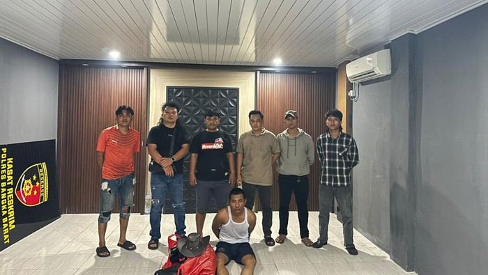 Polisi saat menangkap tahanan yang kabur dari sel Polres Bangka
