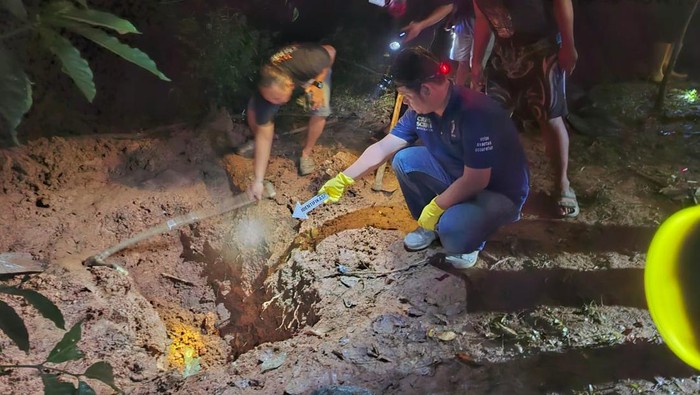 Polisi saat mengecek lokasi ditemukannya jenazah wanita lansia yang dimutilasi di Lahat