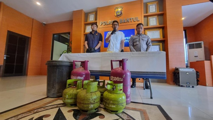 Polisi saat menunjukkan barang bukti gas elpiji tiga kilogram dan gas elpiji 12 kilogram hasil oplosan pelaku di Polres Bantul, Rabu (8/4/2026).