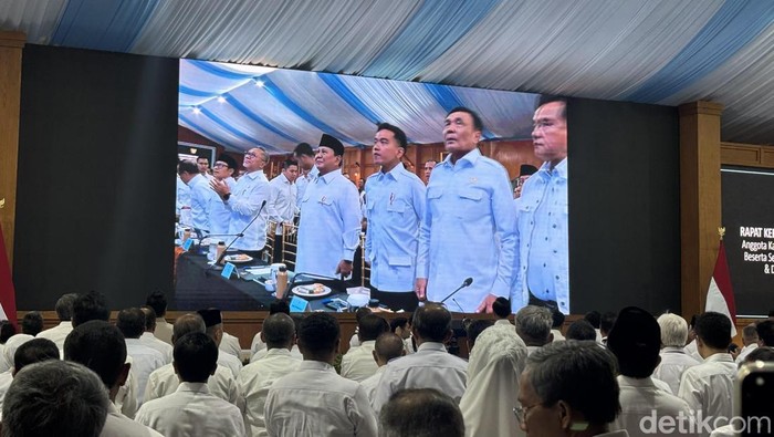 Presiden Prabowo Subianto dan Wapres Gibran Rakabuming Raka menghadiri rapat kerja pemerintah di Istana Kepresidenan Jakarta hari ini. (Firda/detikcom).