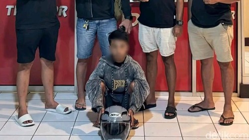 Pria berinisial AADS saat diamankan polisi karena mencuri helm di Polresta Kupang Kota, NTT, Rabu (8/3/2026).