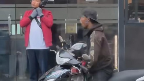 Pria pemukul anjing hingga mati di Jalan Panca Usaha, Cilinaya, Mataram, Selasa (7/4/2026). (Tangkapan layar video)