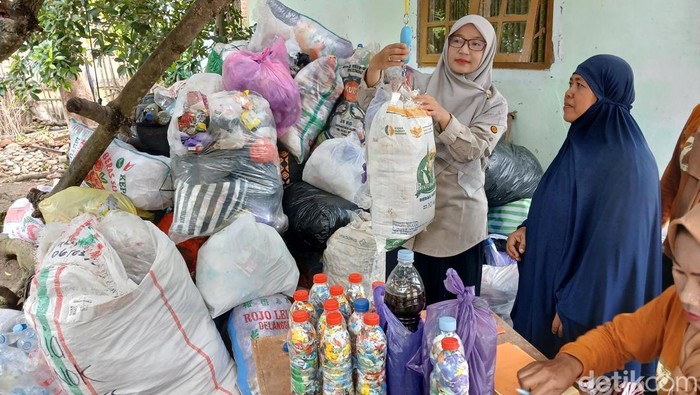 Proses menimbang sampah plastik di bank sampah.