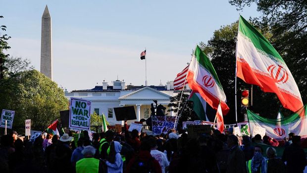 Demonstrators protest against military action in Iran after U.S. President Donald Trump said that he had agreed to a two-week ceasefire with Iran, less than two hours before his deadline for Tehran to reopen the Strait of Hormuz or face widespread attacks on its civilian infrastructure, outside the White House in Washington, D.C., U.S., April 7, 2026. REUTERS/Nathan Howard