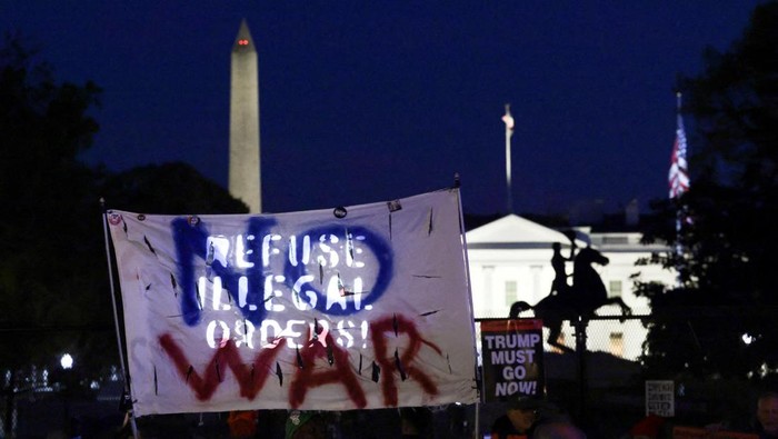 Para demonstran memprotes aksi militer di Iran setelah Presiden AS Donald Trump mengatakan bahwa ia telah menyetujui gencatan senjata selama dua minggu dengan Iran, kurang dari dua jam sebelum tenggat waktu yang ia tetapkan bagi Teheran untuk membuka