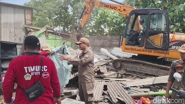 Puluhan Bangunan Liar di Driyorejo Dibongkar