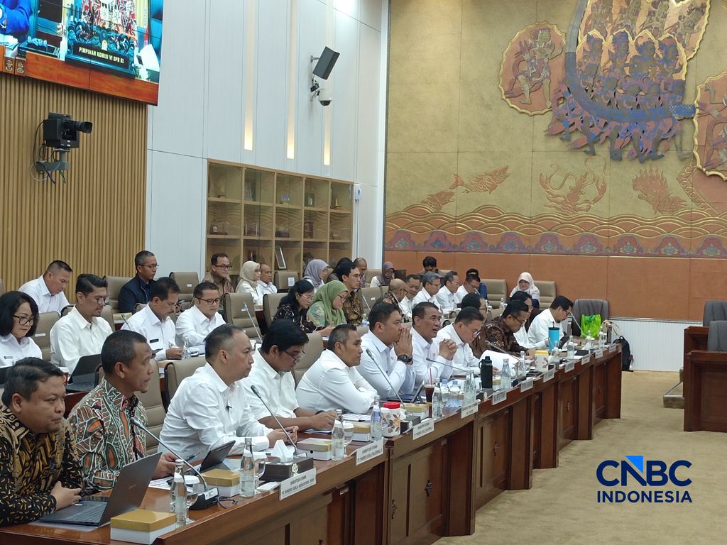 Rapat Kerja Komisi VI DPR RI bersama Menteri Pertanian, Menteri Perindustrian, Menteri Perdagangan, d COO Danantara di Kompleks Parlemen, Jakarta, Rabu (8/4/2026). (CNBC Indonesia/Martyasari Rizky)