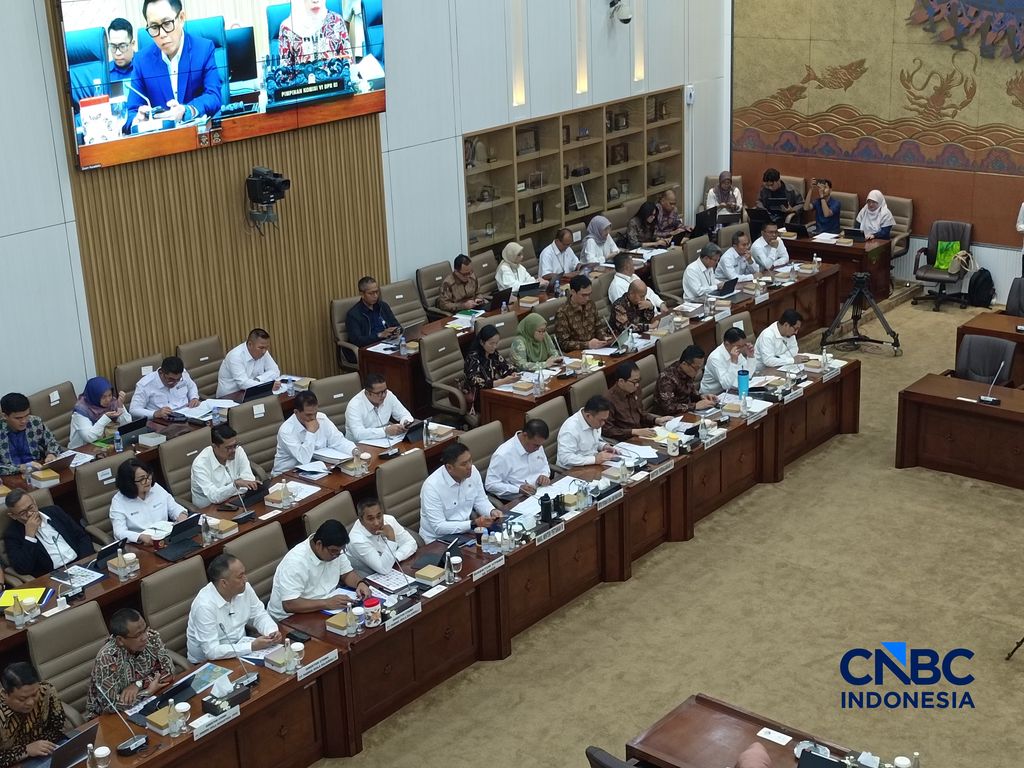 Rapat Kerja Komisi VI DPR RI bersama Menteri Pertanian, Menteri Perindustrian, Menteri Perdagangan, dan Danantara di Kompleks Parlemen, Jakarta, Rabu (8/4/2026). (CNBC Indonesia/Martyasari Rizky)