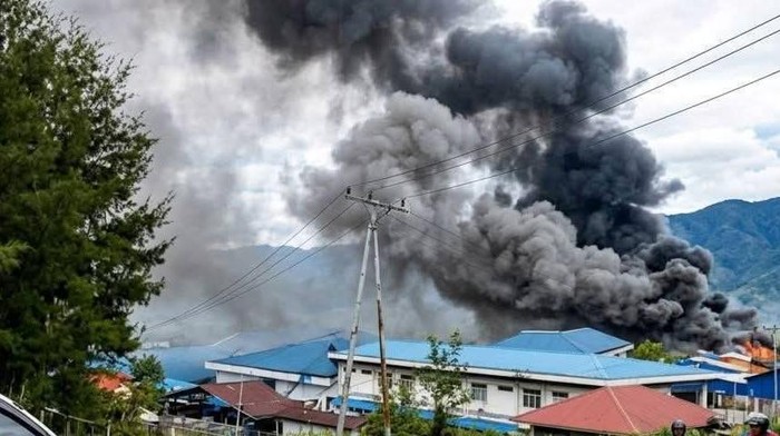 Kebakaran melanda RSUD Paniai, Papua Tengah, menyebabkan evakuasi pasien. Api cepat membesar akibat bangunan kayu.