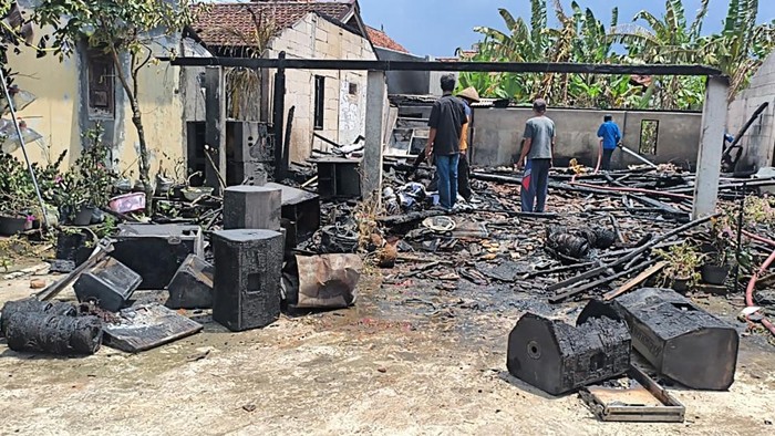 Rumah warga Desa Mojolawaran Kecamatan Gabus ludes terbakar, Rabu (8/4/2026).