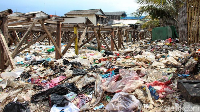 Sampah berserakan di kawasan produksi ikan asin Kalibaru, Cilincing, Jakarta Utara, Rabu (8/4/2026).