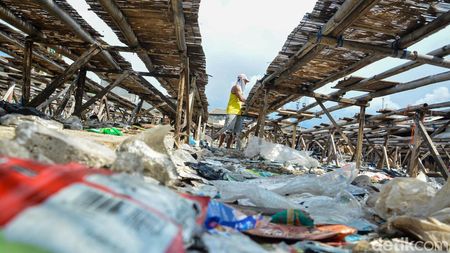 Sampah Cemari Sentra Ikan Asin Kalibaru, Bau Menyengat Dikeluhkan Warga