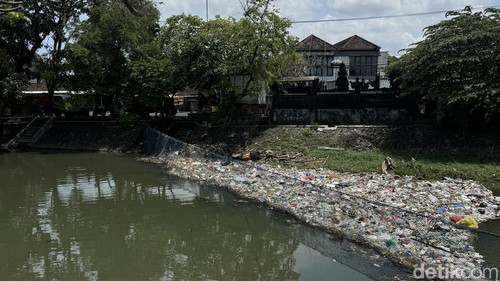 Sampah di hulu Tukad Badung, Rabu (8/4/2026). Maria Christabel DK