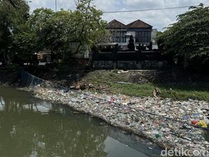 Warga Denpasar Makin Banyak Buang Sampah ke Tukad Badung