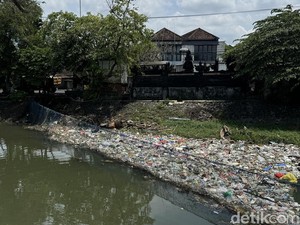 Warga Denpasar Makin Banyak Buang Sampah ke Tukad Badung