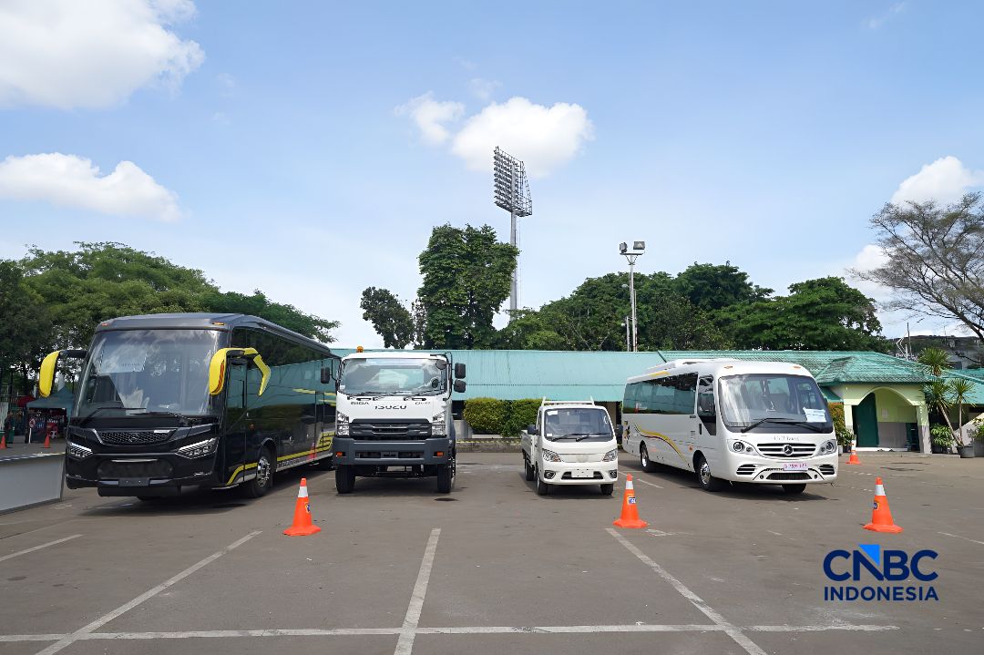 Sejumlah kendaraan komersial dipajang selama pameran business-to-business (B2B) GAIKINDO Indonesia International Commercial Vehicle Expo (GIICOMVEC) 2026 di JiExpo Kemayoran, Rabu (8/4/2026). (CNBC Indonesia/Ferry Sandi)